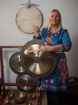 Hilda Postema, cursusleider, met klankschalen en gongs